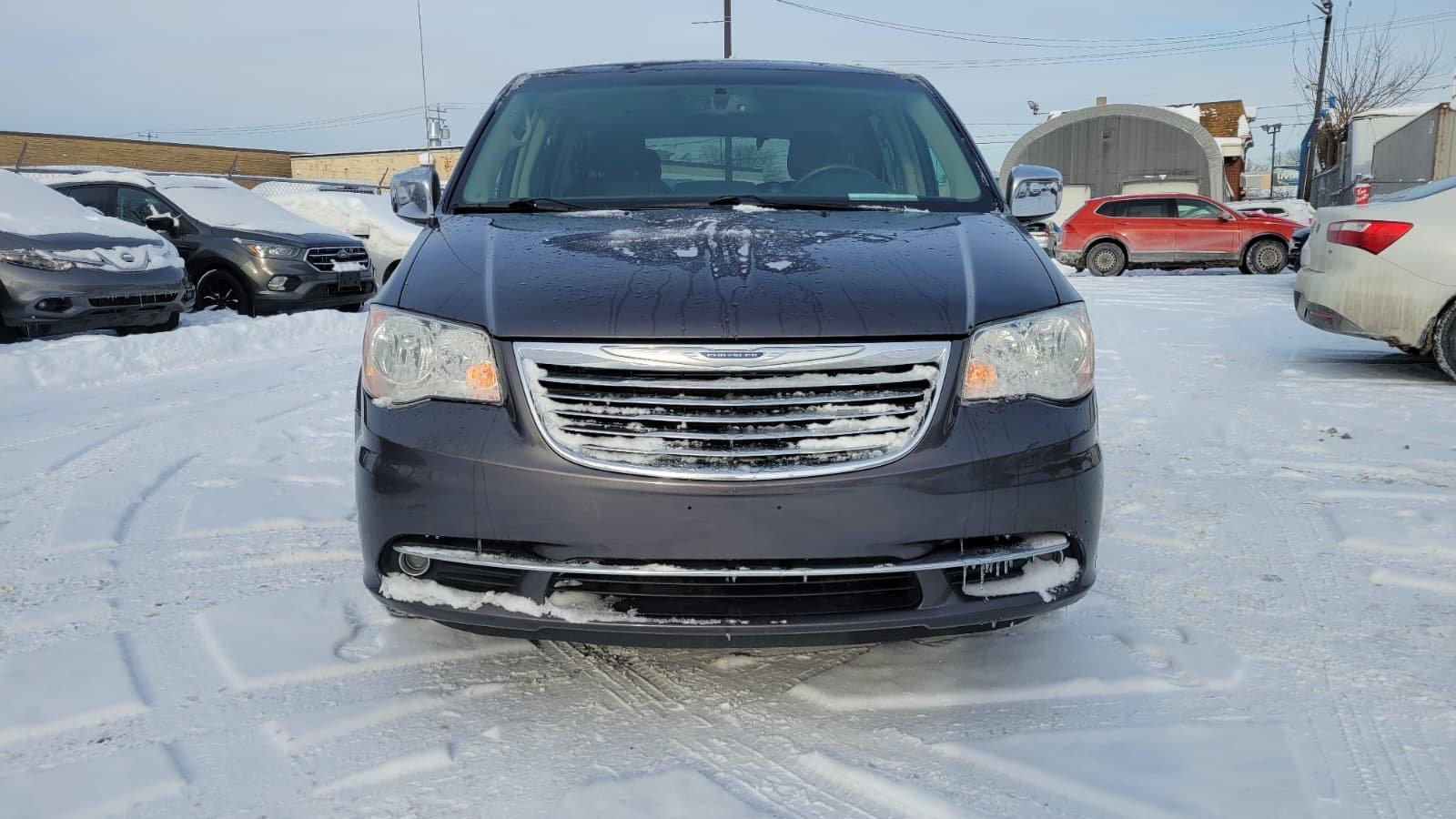 Chrysler Town - Country 2016 - Image 2