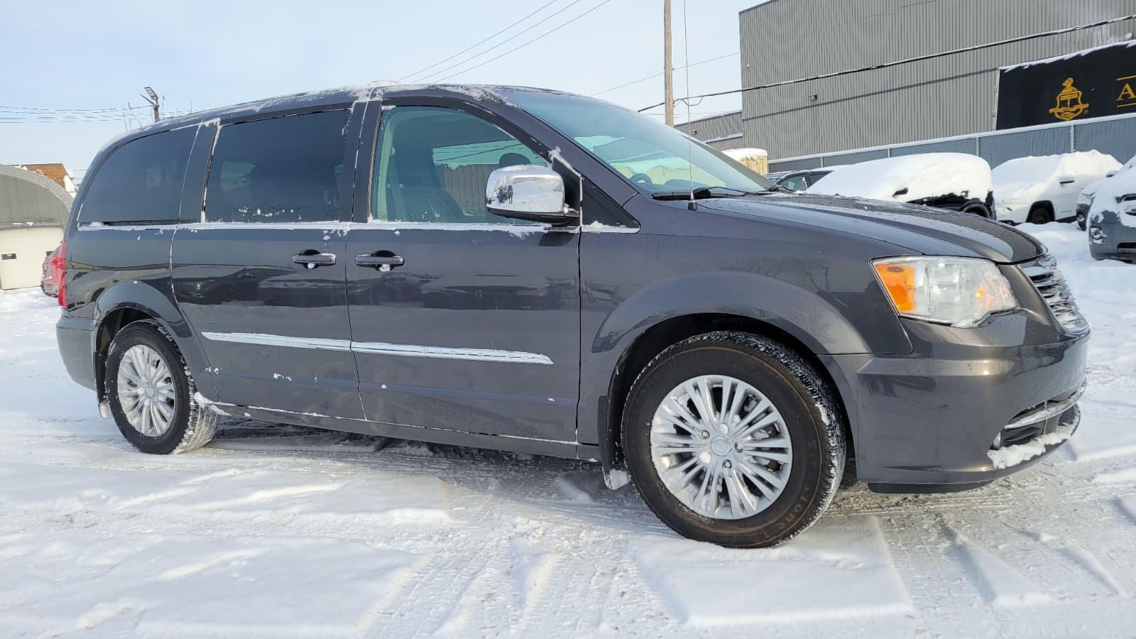 Chrysler Town - Country 2016 - Image 3