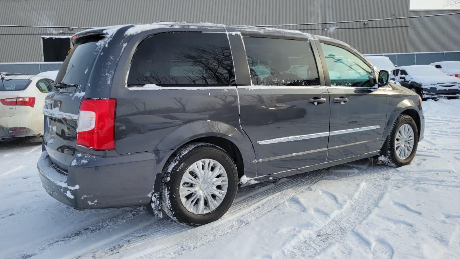Chrysler Town - Country 2016 - Image 4