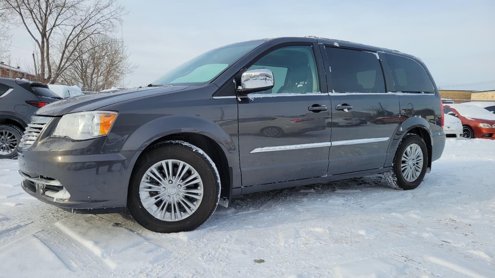 Chrysler Town - Country 2016 - Image 1