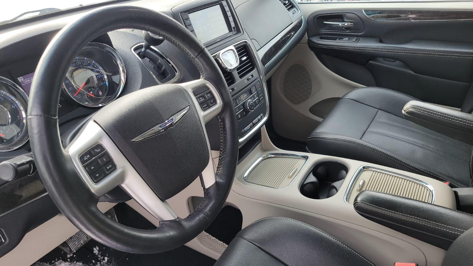 Chrysler Town - Country 2016 - Image 8