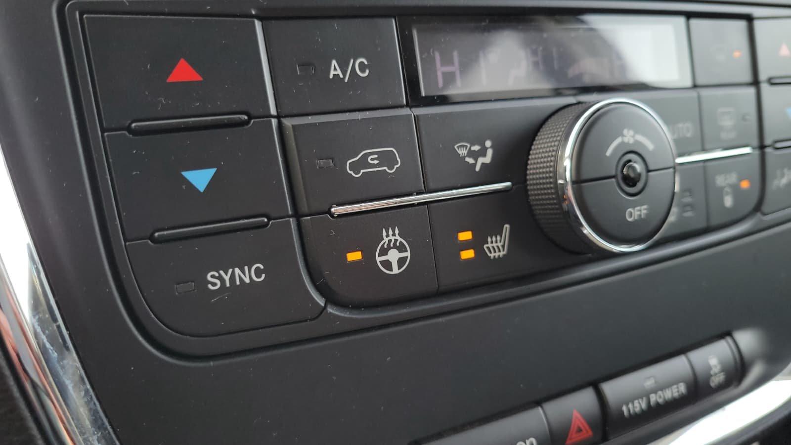 Chrysler Town - Country 2016 - Image 10