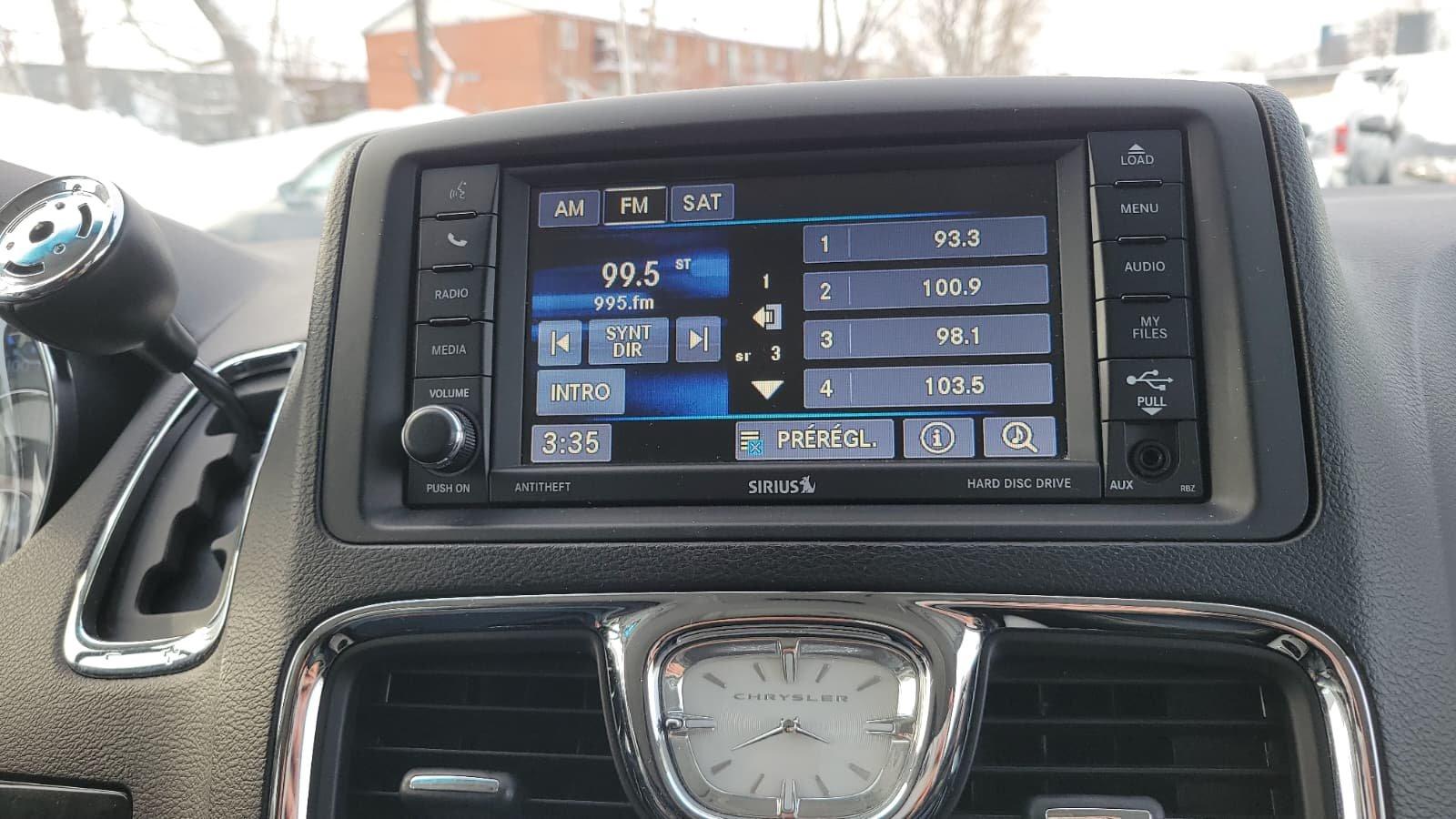 Chrysler Town - Country 2016 - Image 11