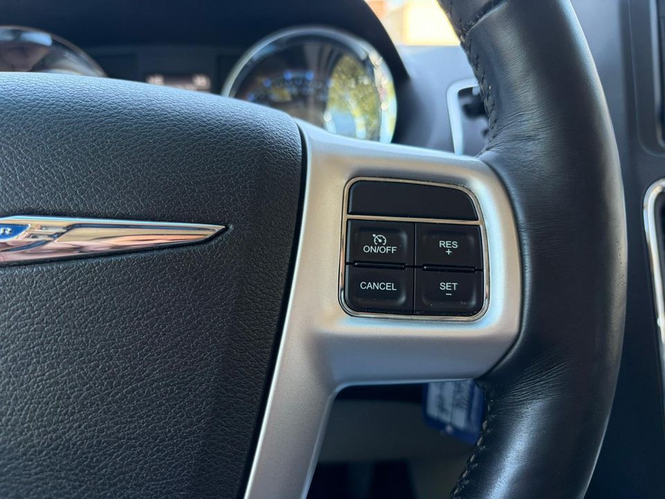 Chrysler Town - Country 2016 - Image 12
