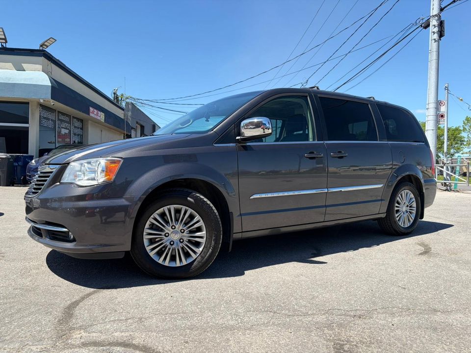 Chrysler Town - Country 2016 - Image 1