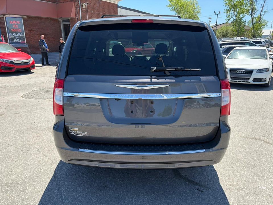 Chrysler Town - Country 2016 - Image 5