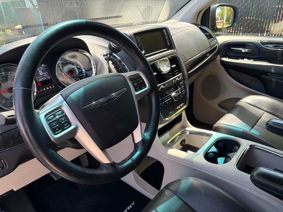 Chrysler Town - Country 2016 - Image 7