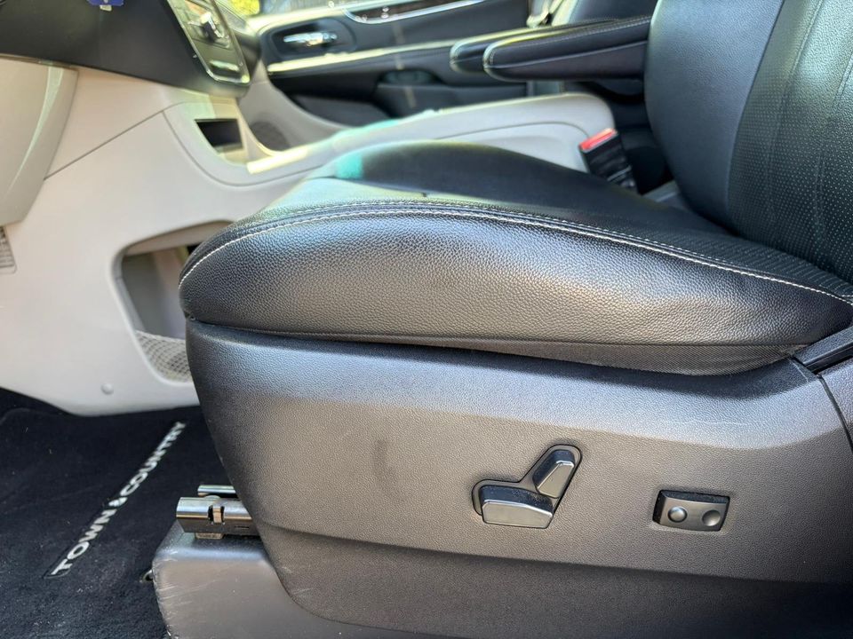 Chrysler Town - Country 2016 - Image 8