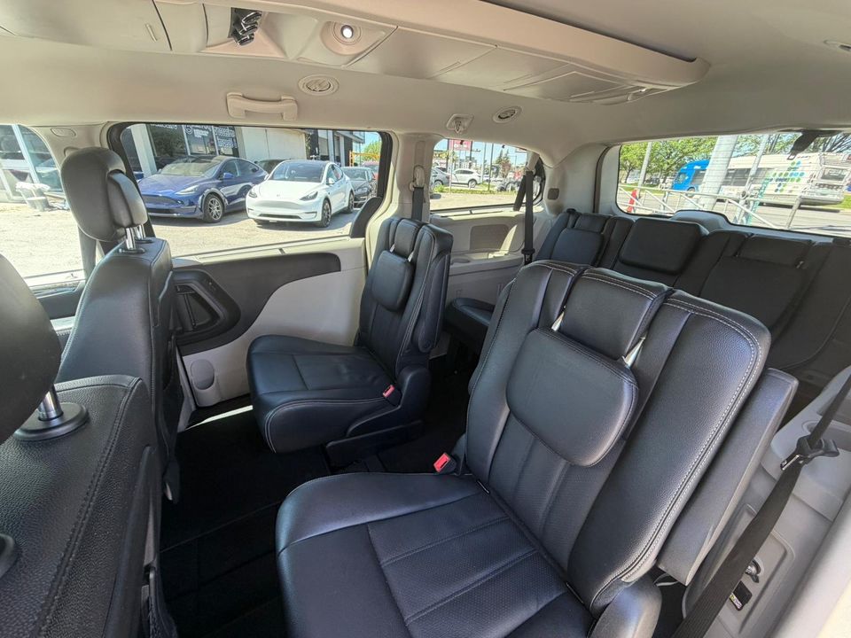 Chrysler Town - Country 2016 - Image 9